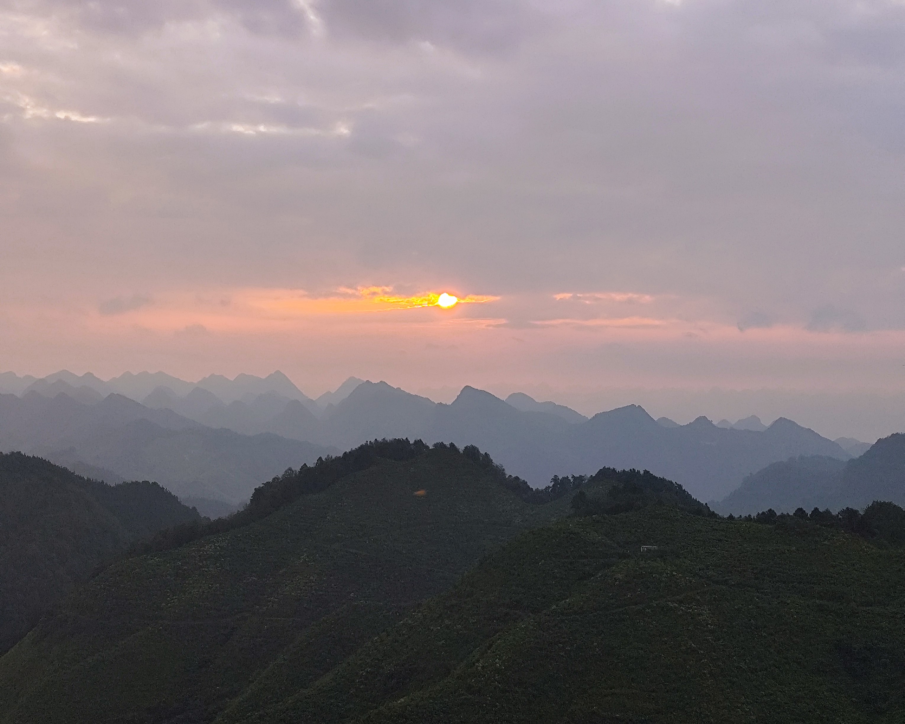 山顶残缺的日出